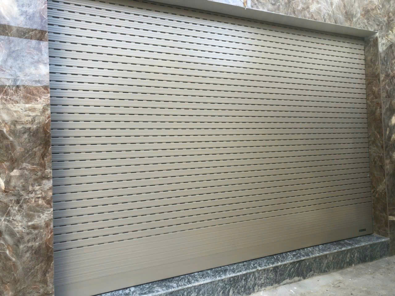 Bảng giá chi tiết cung cấp và lắp đặt cửa cuốn trọn gói tại Nghệ An